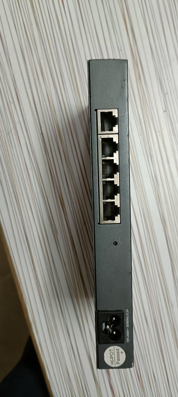 TP-Link TL-R470T+ Router, side