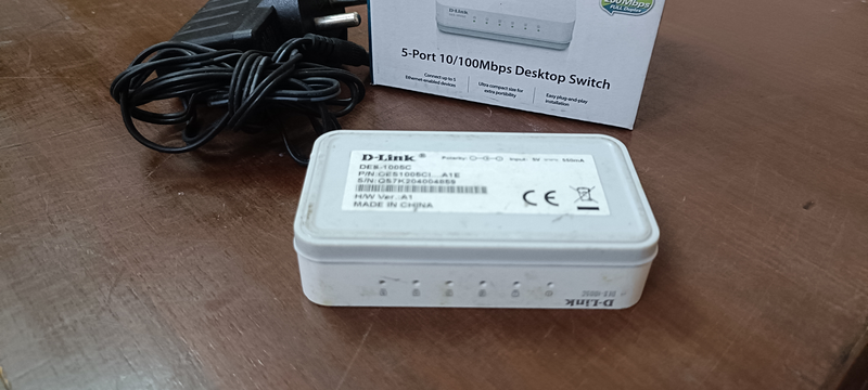 D-Link 5-Port 10/100 Desktop Switch, top