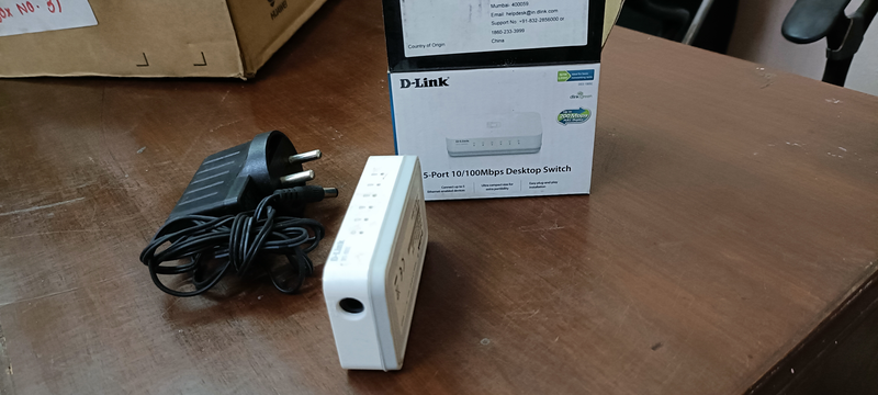 D-Link 5-Port 10/100 Desktop Switch, side